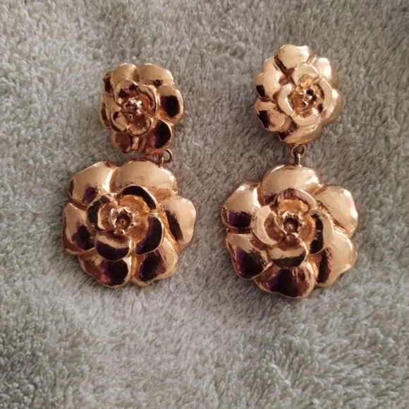 Chanel Rare Vintage Large Gold Double Camellia Drop Earrings - Picture 2 of 6
